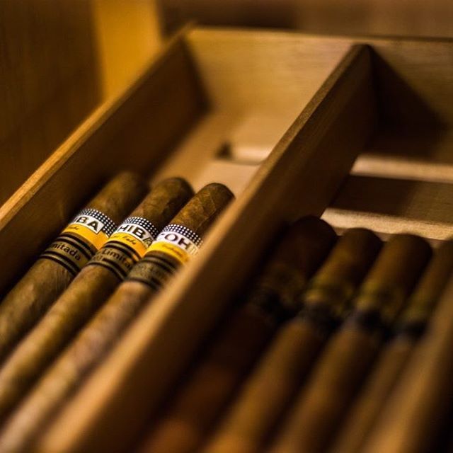#Light up and #relax: Struggling to know your H. Upmann from your Cohiba or ring gauge from vitola..? Fear not, here’s a handy #introduction to #cigars for those #novice #aficionados among you by @oscarudeshi #photography @abarnham guide on @riddlemagazine #website.