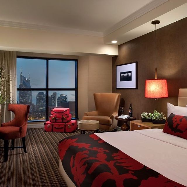 Full #Review by @christen.e.fisher on @riddlemagazine #website.When I arrived at the @huttonhotel in #Nashville, #Tennessee on a very #cold, #sunny #Saturday #morning, I was greeted by the sight of a slightly disheveled VIP in a grey three-piece suit running frantically up and down the front steps… barefoot. I watched as he struggled with his bags, his limousine, his shoes, and the other more generically, or perhaps just more completely attired members of his party, and tried to decide if I was amused or alarmed. When the bellman took my bag and said with a wink, “Welcome to Nashville, Ma’am,” the decision was easy.
I’ve stayed in my share of #beautiful hotels both in the #US and #abroad, but the ones I remember, and more importantly the ones I recommend to friends and return to myself, share a common trait: they feel like #home.